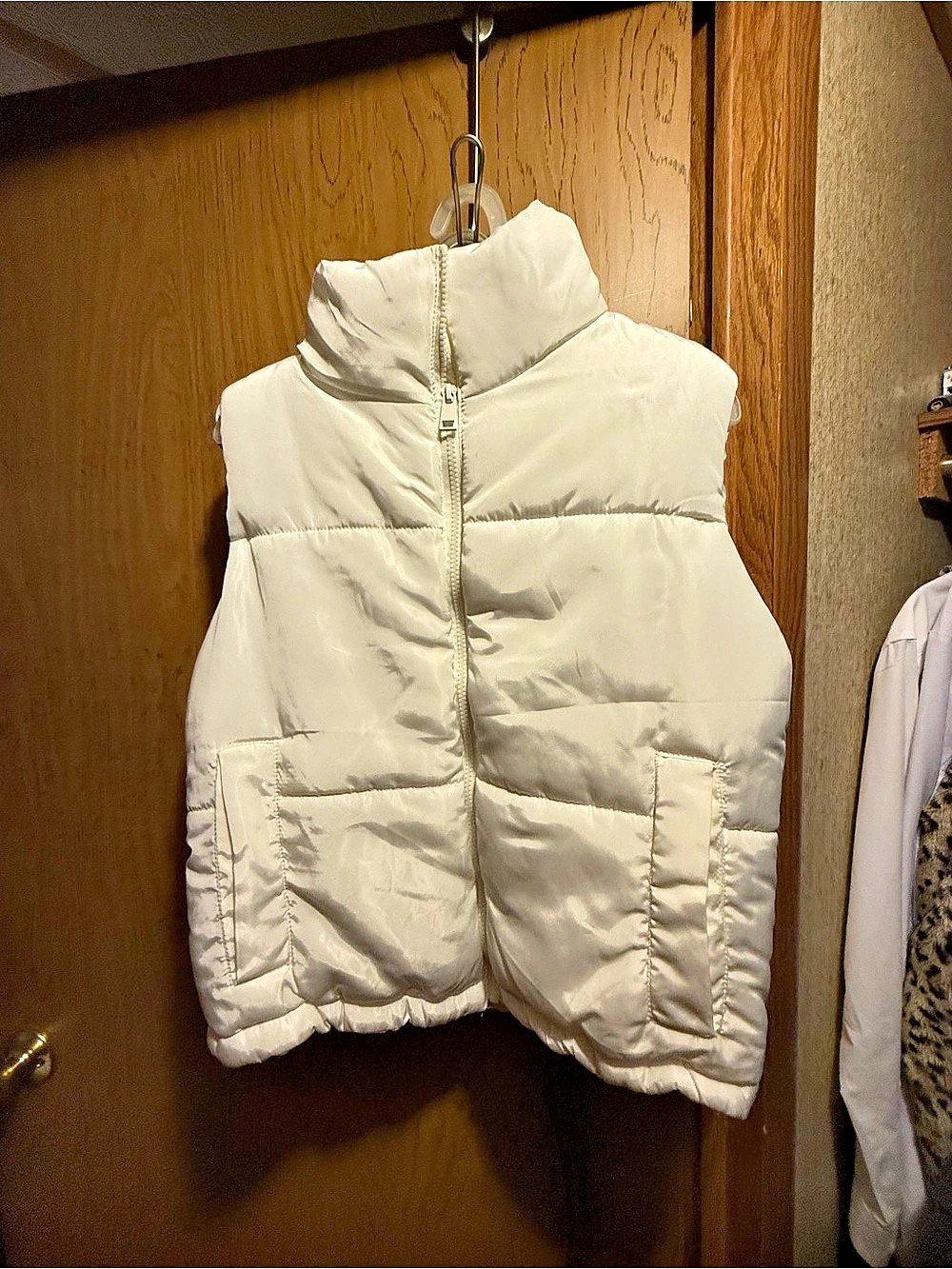 Women's Puffer Vest in White Like New
